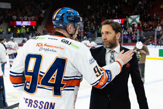 Växjös Joel Persson och Frölundas Joel Lundqvist tackar