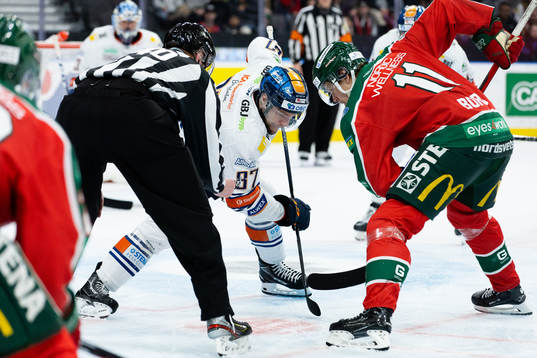 Växjös Robert Rosén tekar mot Frölundas Erik Borg