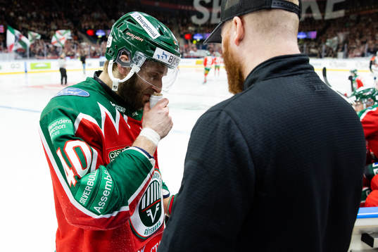 Frölundas Petteri Lindbohm luktar på ammoniak