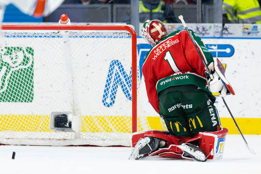 Frölundas målvakt Lars Johansson deppar