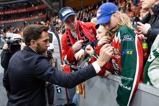 Frölundas Joel Lundqvist skriver en autograf