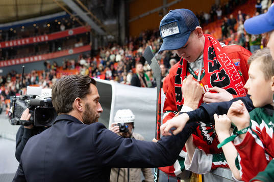 Frölundas Joel Lundqvist skriver en autograf