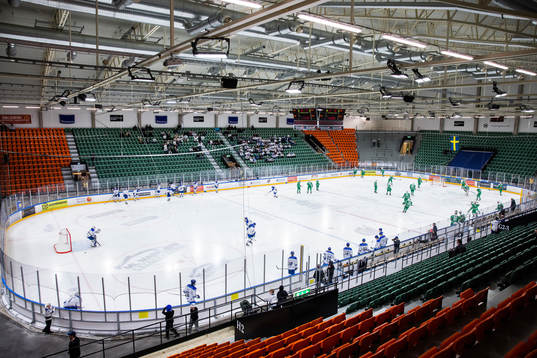 Leksands och Rögles spelare på uppvärmningen