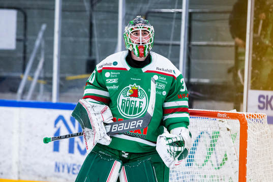 Rögles målvakt Samuel Jonsson på uppvärmningen