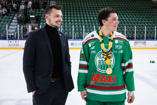 Rögles tränare Max Bolin och Vilmer Stahmann jublar