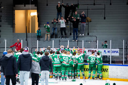 Rögles spelare jublar med publiken