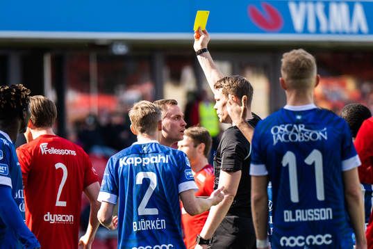Trelleborgs Filip Bohman tilldelas gult kort av Domare