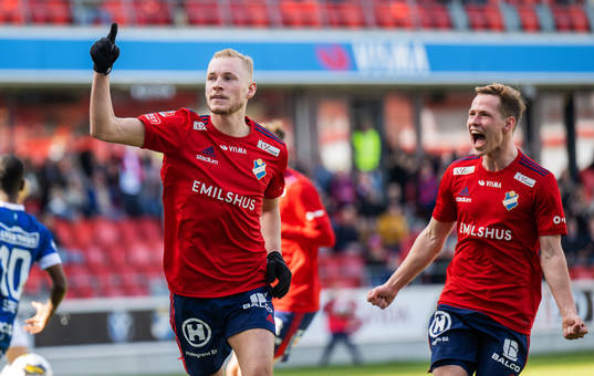 Östers Adam Bergmark Wiberg jublar