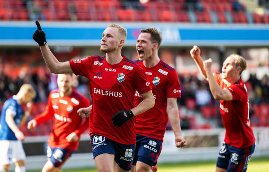 Östers Adam Bergmark Wiberg jublar