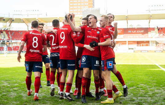 Östers Jesper Jonasson Westermark jublar med lagkamrater