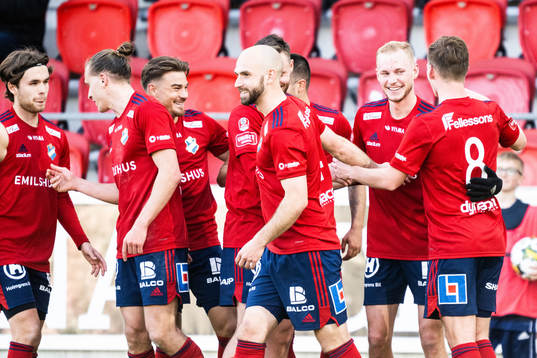 Östers Adam Bergmark Wiberg jublar med lagkamrater