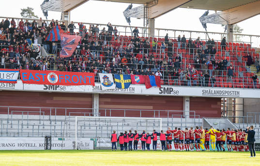 Östers spelare jublar med fansen