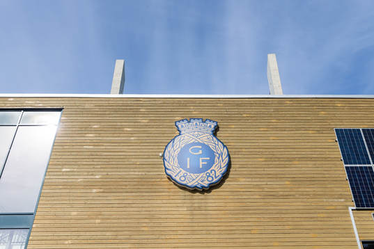 Gefles logga på Gavlevallens fasad