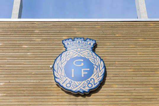 Gefles logga på Gavlevallens fasad