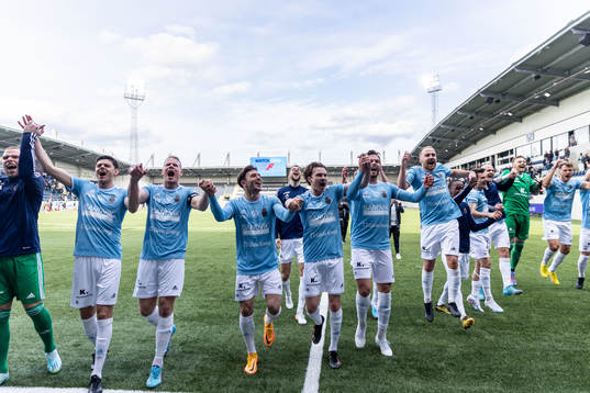 Gefles spelare jublar