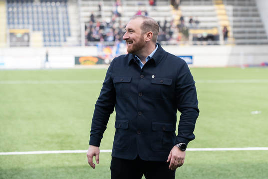 Gefles tränare Mikael Bengtsson jublar