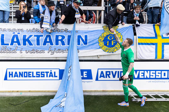 Gefles målvakt Robin Wallinder jublar
