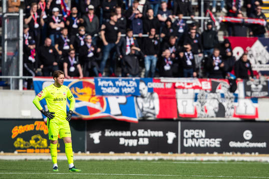 Helsingborgs målvakt Kalle Joelsson deppar