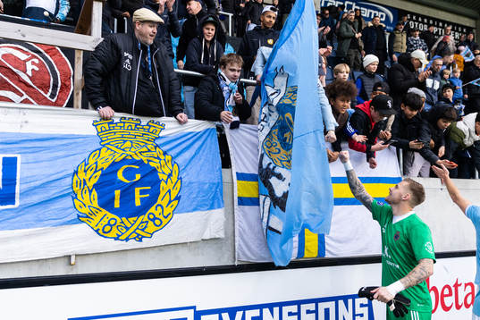 Gefles målvakt Robin Wallinder jublar