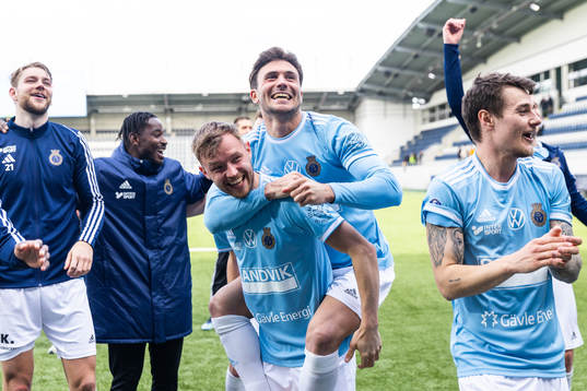 Gefles Christoffer Aspgren och Iu Ranera Grau  jublar