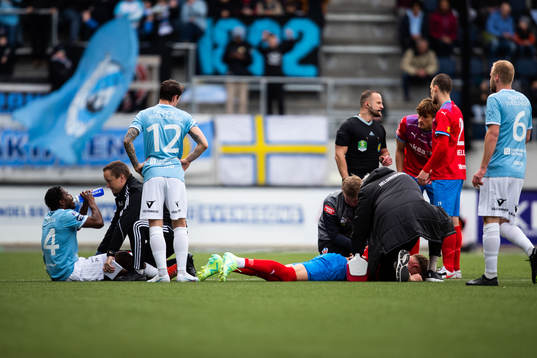 Gefles York Rafael och Helsingborgs Casper Widell  har ont