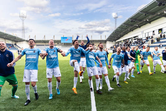 Gefles spelare jublar