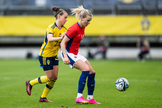Julia Zigiotti Olme of Sweden and Ada Hegerberg of Norway