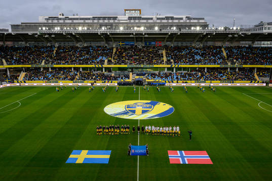 Players of Sweden and Norway at lineup