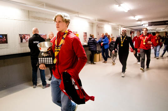 Örebros J18 lag med pokal