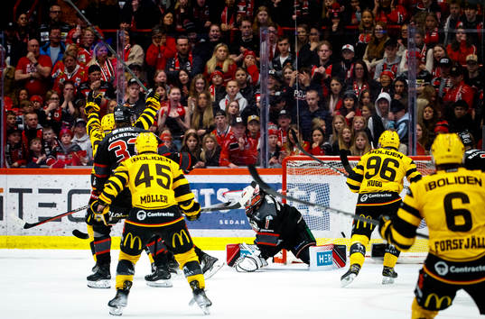Skellefteås Jonathan Johnsson gör 0-1 och jublar