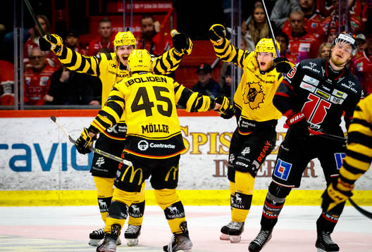 Skellefteås Jonathan Johnsson gör 0-1 och jublar med