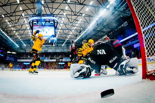 Skellefteås Rickard Hugg och Jonathan Johnsson jublar
