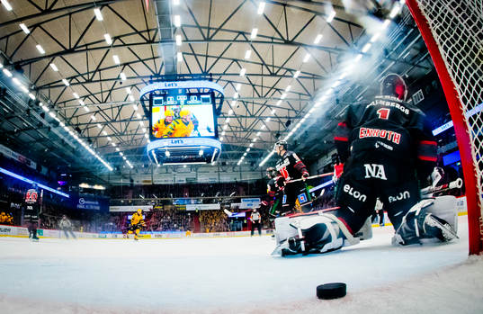 Örebros målvakt Jhonas Enroth och Kristian Näkyvä deppar