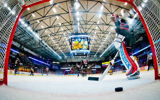 Örebros målvakt Jhonas Enroth deppar