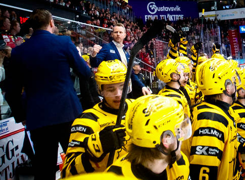 Skellefteås tränare Robert Ohlsson jublar vid slutsignalen