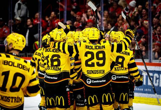 Skellefteåsspelarna jublar