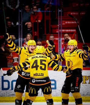 Skellefteås Jonathan Johnsson gör 0-1 och jublar med