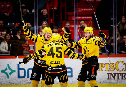 Skellefteås Jonathan Johnsson gör 0-1 och jublar med