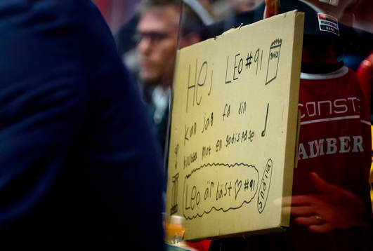 En skylt riktad mot Örebros Leo Carlsson