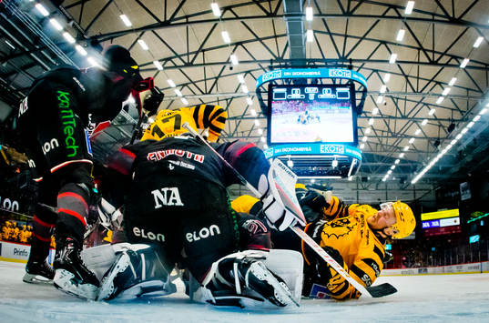 Örebros målvakt Jhonas Enroth och Skellefteås Theo Keilin