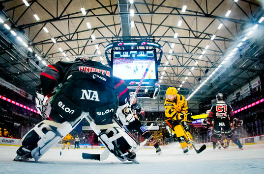 Örebros målvakt Jhonas Enroth och Skellefteås Oscar