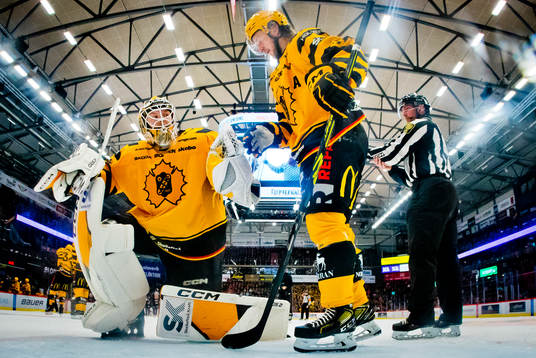 Skellefteås målvakt Linus Söderström och Jonathan Pudas