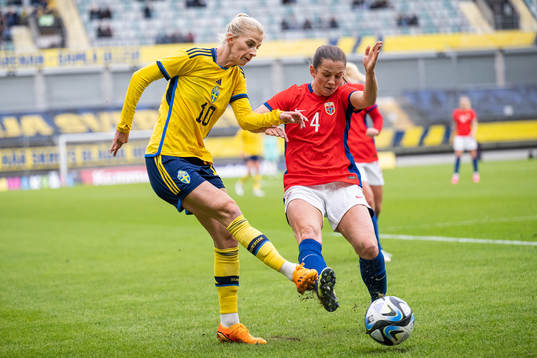 Sofia Jakobsson of Sweden and Tuva Hansen of Norway