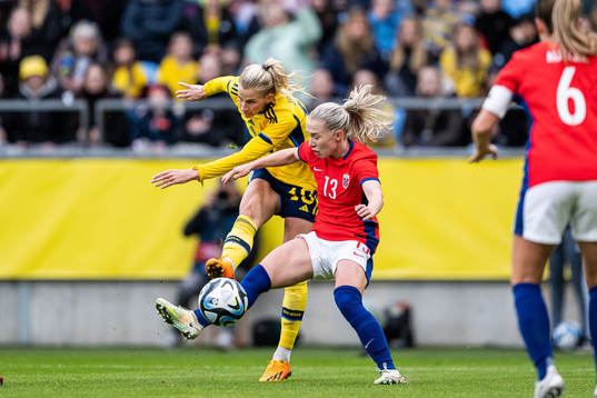 Sofia Jakobsson of Sweden ad Thea Bjelde of Norway