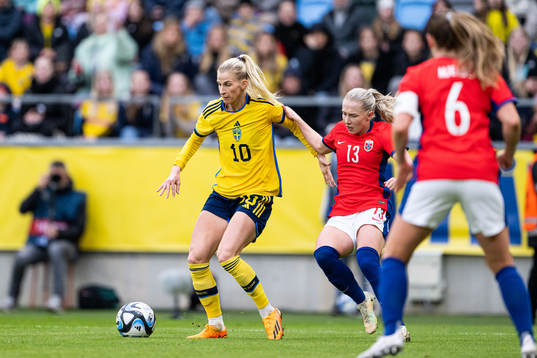 Sofia Jakobsson of Sweden ad Thea Bjelde of Norway
