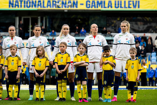 Norwegian football team with kids