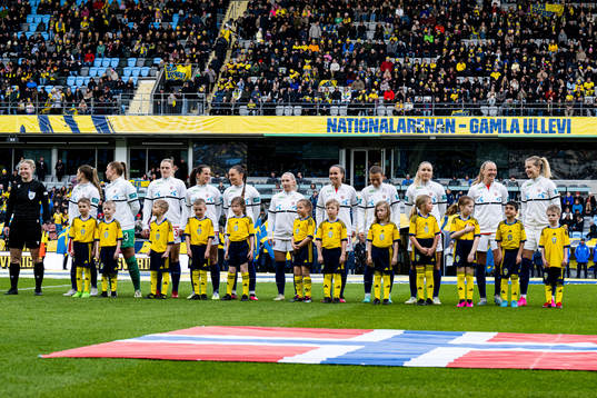Norwegian football team with kids