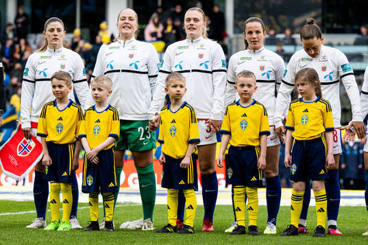 Norwegian football team with kids