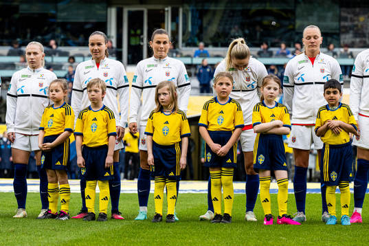 Norwegian football team with kids