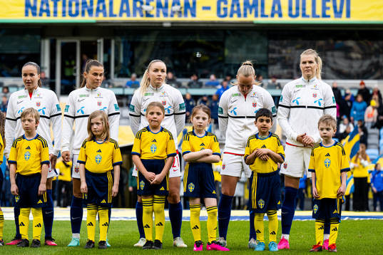 Norwegian football team with kids